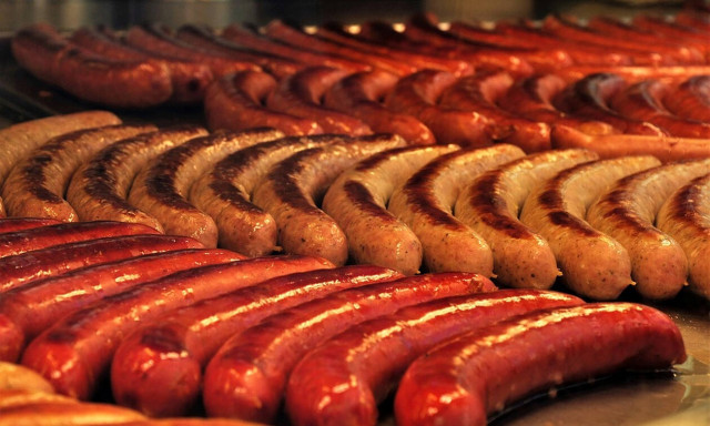 Για φανατικούς κρεατοφάγους: Το πρώτο ξενοδοχείο από… λουκάνικα είναι γεγονός! (vid)