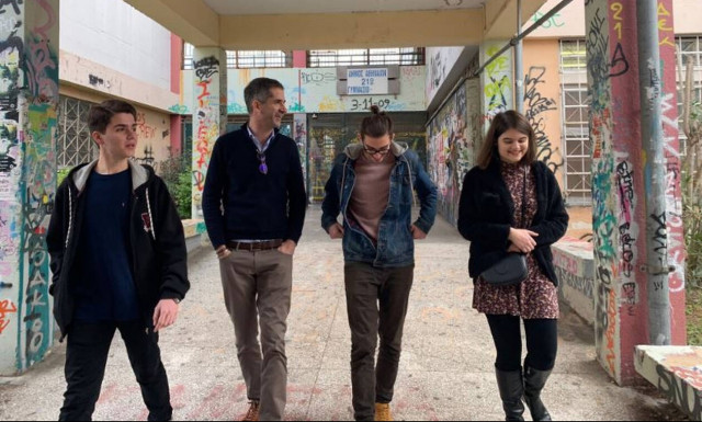 Ο Κώστας Μπακογιάννης συζητά με μαθητές στο συγκρότημα της Γκράβας (vid)