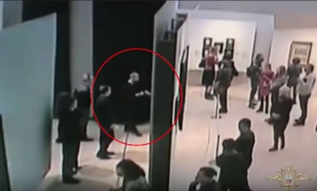 Έφυγε σαν κύριος: Έκλεψε πανάκριβο πίνακα Εληννορώσου ζωγράφου μπροστά στα έκπληκτα μάτια όλων 