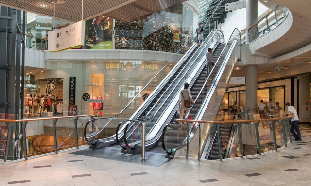 Τρομακτικό! Άνοιξε η γη και τον «κατάπιε» μέσα σε εμπορικό κέντρο (vid)