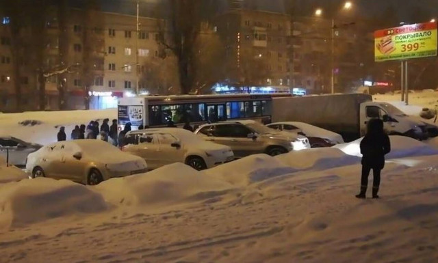 Περαστικοί κατάφεραν, ενωμένοι, να βοηθήσουν λεωφορείο που «κόλλησε» στο χιόνι (vid)