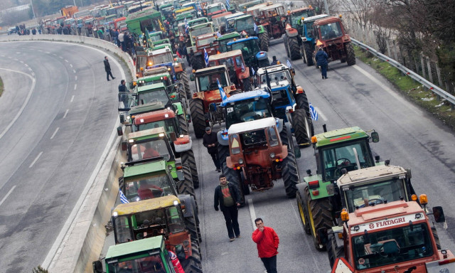 Μπλόκα αγροτών: Κόπηκε στα δύο η Ελλάδα - Τα τρακτέρ έκλεισαν την Αθηνών - Θεεσαλονίκης 