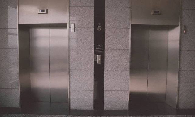 Εγκλωβίστηκε σε ασανσέρ για τρεις ολόκληρες μέρες! (vid)