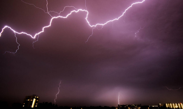 Καιρός ΤΩΡΑ: Με καταιγίδες και σκόνη η Τρίτη - Μέχρι 8 μποφόρ οι άνεμοι (pics)