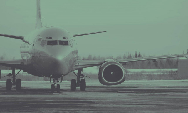 Αεροπλάνα «παλεύουν» με τους ισχυρούς ανέμους και τη βροχή (vid)