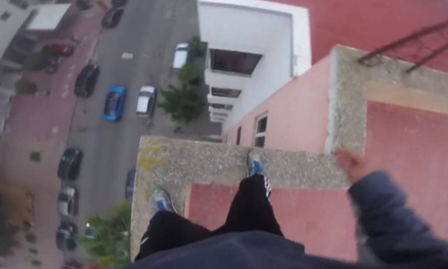Απίστευτο: Πηδάει από σκεπή σε σκεπή και θα σας «κόψει» την ανάσα! (vid)