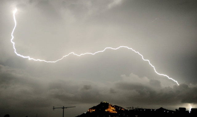 Καιρός: Βαρομετρικό εξπρές την Πέμπτη – Έντονα φαινόμενα για 12 ώρες 