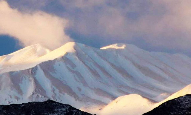 Εντυπωσιακές εικόνες στην Κρήτη: Η αφρικανική σκόνη έκανε τα Λευκά Ορη... πορτοκαλί!