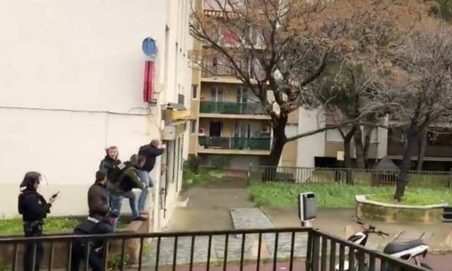 Συναγερμός στη Γαλλία: Ένοπλος άνοιξε πυρ κατά του πλήθους – Ένας νεκρός και πολλοί τραυματίες (Vid)