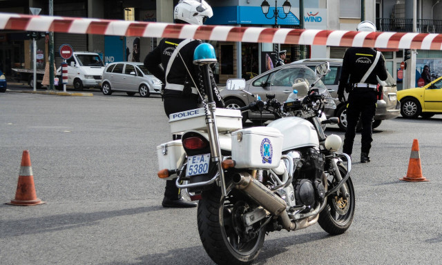 Police evacuate area around Thessaloniki's Aristotelous Square in response to bomb threat
