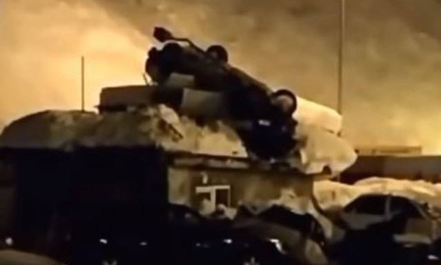 Σοκαριστικό τροχαίο: Αυτοκίνητο «πέταξε» και προσγειώθηκε σε ταράτσα σπιτιού - Ένας νεκρός (vid)