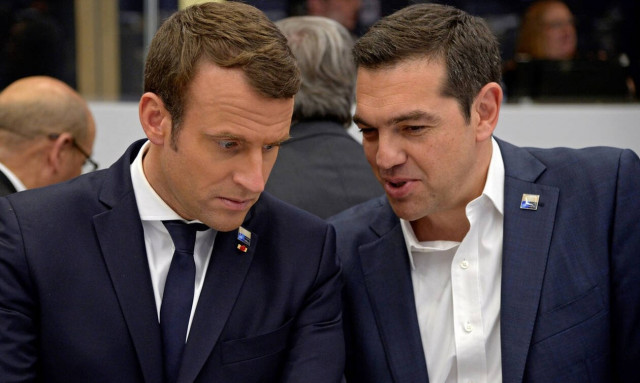 Όταν οι κάμερες πιάνουν τον Τσίπρα να...μιμείται το Σημίτη  