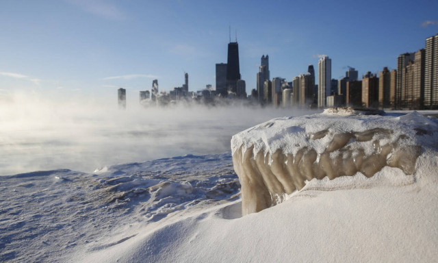 Απίστευτες εικόνες: Ρούχα στέκονται μόνα τους όρθια από το πολικό ψύχος! (pics+vid)