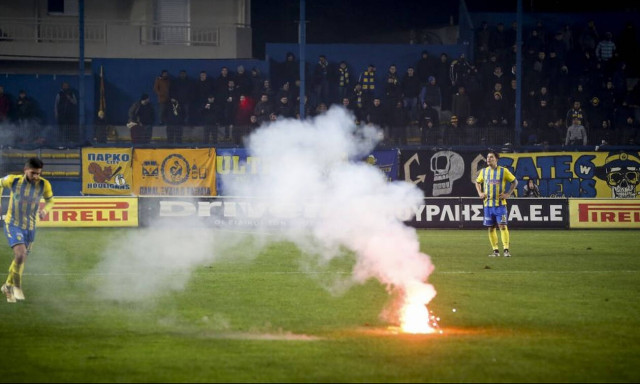 Παναιτωλικός – Παναθηναϊκός: Αυτός έριξε τη φωτοβολίδα στο γήπεδο - Οδηγείται στον εισαγγελέα