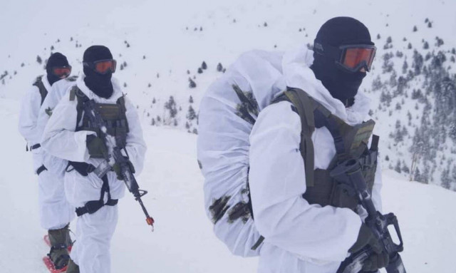 Oι Ευέλπιδες στα χιόνια – Εντυπωσιακές φωτογραφίες