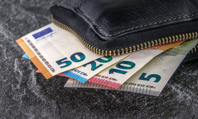 Οι νέες εισφορές για ελεύθερους επαγγελματίες και αγρότες