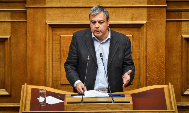 «Φλερτ» Βερναρδάκη με τους 6 «πρόθυμους»: Αν χρειαστεί, θα μπουν στην κυβερνητική πλειοψηφία