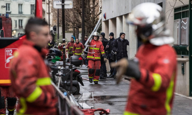 Παρίσι: Εμπρησμός η φωτιά σε πολυκατοικία - Συνελήφθη μια γυναίκα (Pics&Vids)