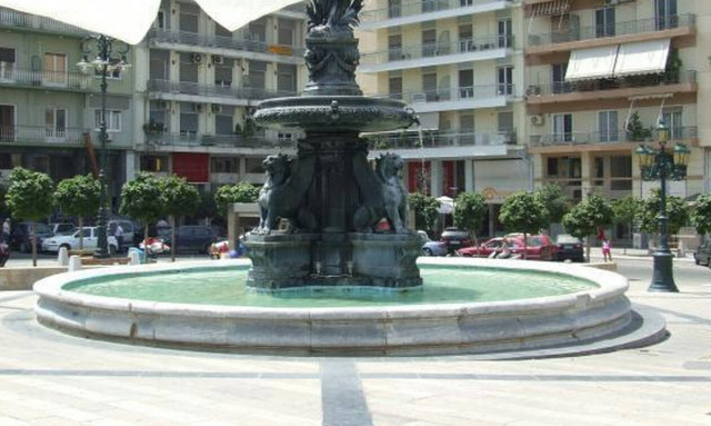 Πάτρα: Πέταξε όλα του τα ρούχα και μπήκε στο συντριβάνι της πλατείας να πλυθεί… (video)