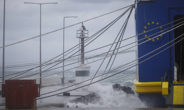 Απαγορευτικό απόπλου: Δεμένα τα πλοία στα λιμάνια - Ποια δρομολόγια δεν πραγματοποιούνται