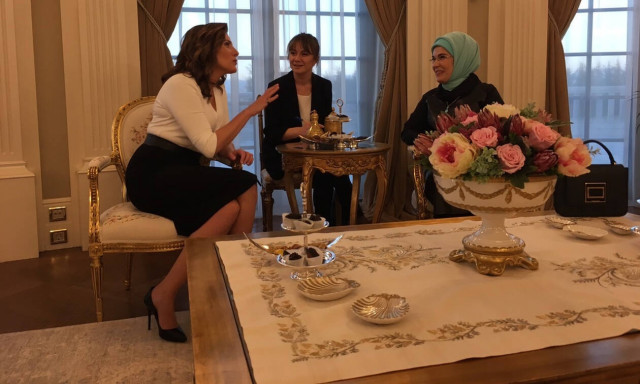 Συνάντηση Τσίπρα – Ερντογάν: Πώς η Εμινέ Ερντογάν υποδέχτηκε την Μπέτυ Μπαζιάνα (pics)