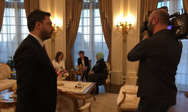 To tweet της Εμινέ Ερντογάν για τη σύζυγο του Τσίπρα: «Η λατρευτή Μπέτυ Μπάζιανα»