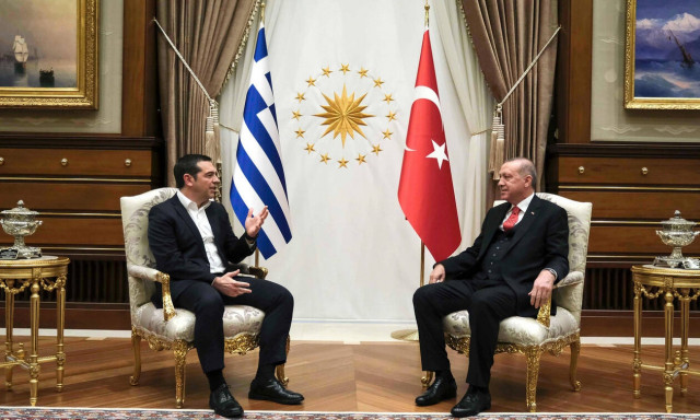 Δίωρο τετ-α-τετ Τσίπρα - Ερντογάν: «Ψυχρές» χειραψίες, αμηχανία και «παγωμένα» χαμόγελα