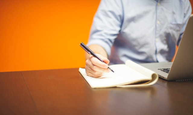 Ανατροπή στις ασφαλιστικές εισφορές: Χαράτσι 20% σε αμοιβές με αποδείξεις δαπανών