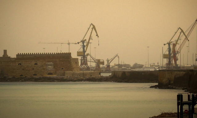 Κρήτη: Η αφρικανική σκόνη «σκέπασε» το Ηράκλειο (pics)