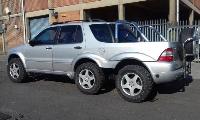 Αν πιάνουν τα χέρια σου μετατρέπεις μία παλιά Mercedes ML σε «αγροτικό» και μάλιστα 6τροχο!