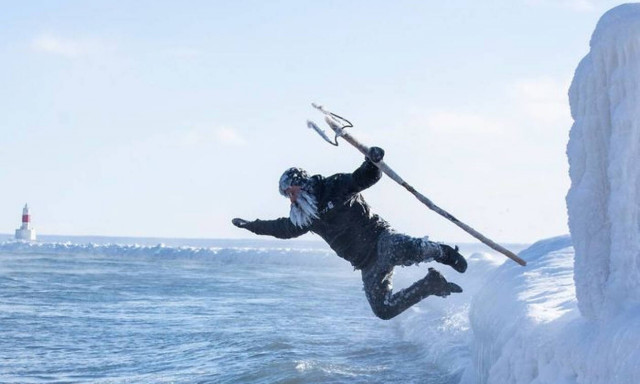 Εικόνες ΣΟΚ: Βούτηξαν στο νερό με -34 βαθμούς Κελσίου - Δείτε πώς έγιναν! (pics)