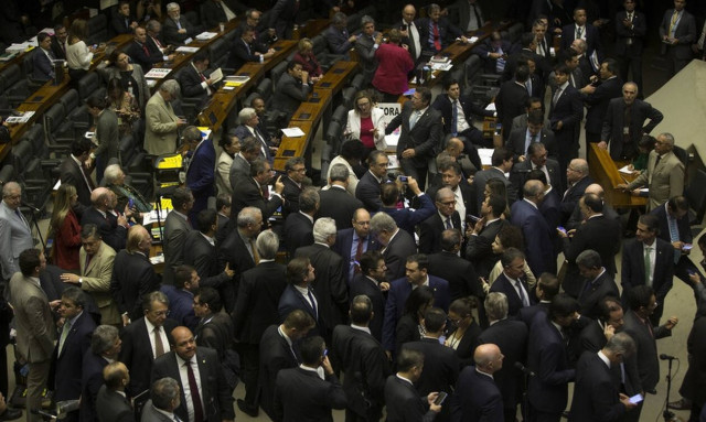 Πήγε να ορκιστεί στη Βουλή και τους έστειλε αδιάβαστους με το ντεκολτέ της (pics)