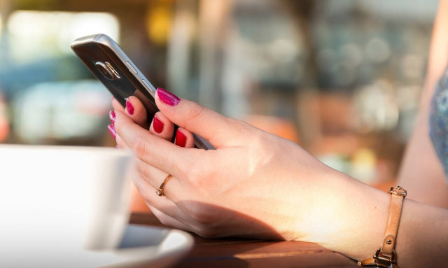 Σάλος στα social media για νέο emoji με το... μικροσκοπικό πέος (pics)