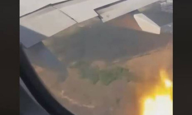 Τρόμος στον αέρα: Αναγκαστική προσγείωση αεροπλάνου έπειτα από φωτιά στον κινητήρα (vid)