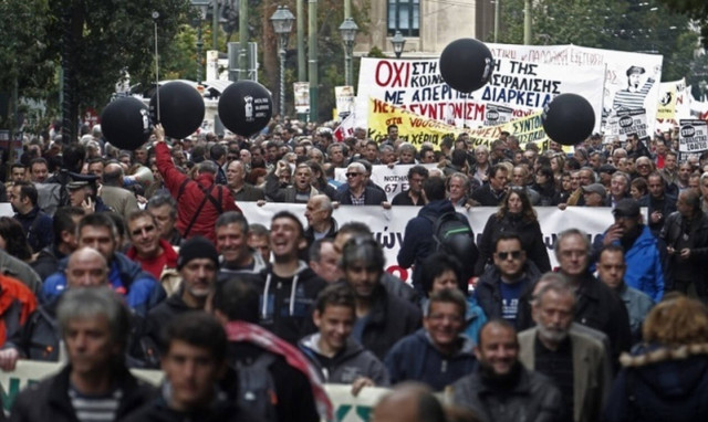 Social insurance staff rally, strike on February 12