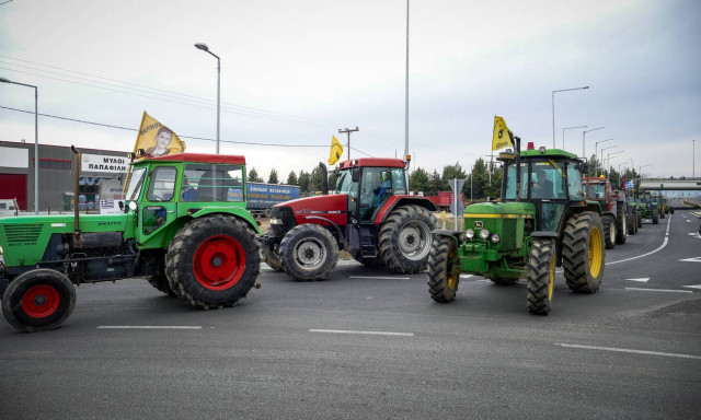 Farmers block Athens-Thessaloniki motorway at Tempi tunnels