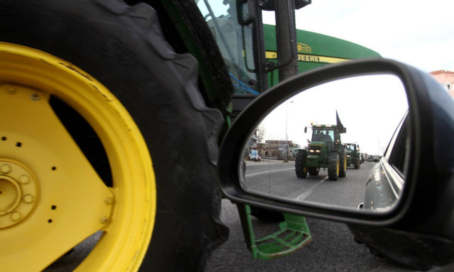 Farmers from Nikea blockade to block Athens-Thessaloniki motorway at Tempi