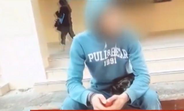 Βίντεο - ντοκουμέντο: Ο 23χρονος Ρομά «ψαρεύει» κοπέλες έξω από σχολείο της Ρόδου