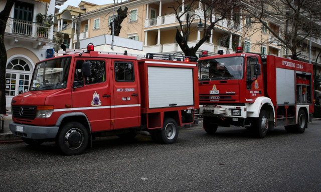 Λαμία: Αυτοκίνητο «λαμπάδιασε» καθ’ οδόν (pics&vid)