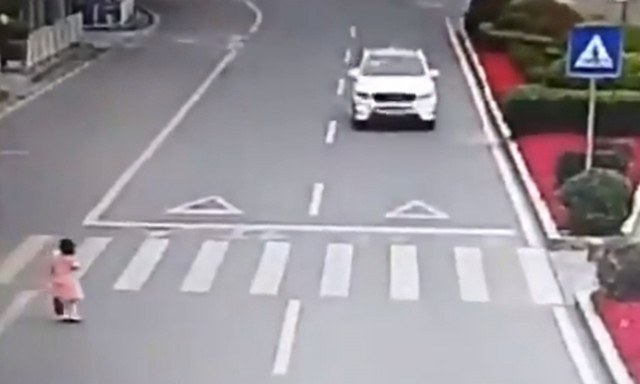 Κοριτσάκι που διέσχισε δρόμο της Κίνας έγινε viral: Δείτε τον λόγο (vid)