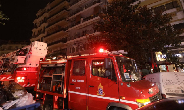 Φωτιά σε διαμέρισμα στο Γαλάτσι – Κατέβασαν ένοικο από το κλιμακοστάσιο