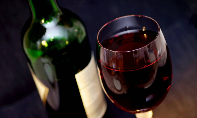 Τουλάχιστον 104 νεκροί από κατανάλωση νοθευμένου αλκοόλ στην Ινδία