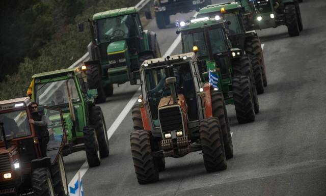 Μπλόκα αγροτών: «Zεσταίνουν» τα τρακτέρ - Ποιους δρόμους θα κλείσουν την Τρίτη (12/02)