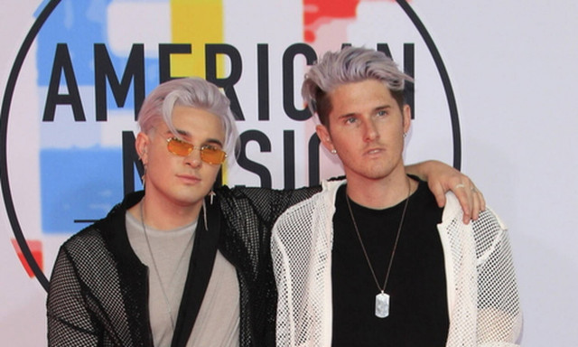 Λύθηκε το μυστήριο: Δείτε ποιοι είναι οι ξανθοί δίδυμοι που εμφανίζονται παντού στα Grammy