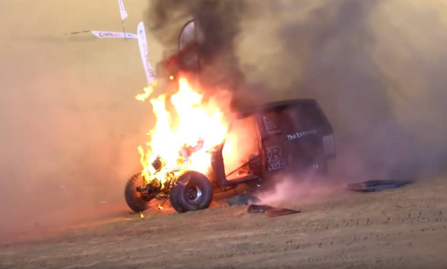 Μόνο στα Εμιράτα: Αγώνες dragster σε ανηφορικό αμμόλοφο! (video)