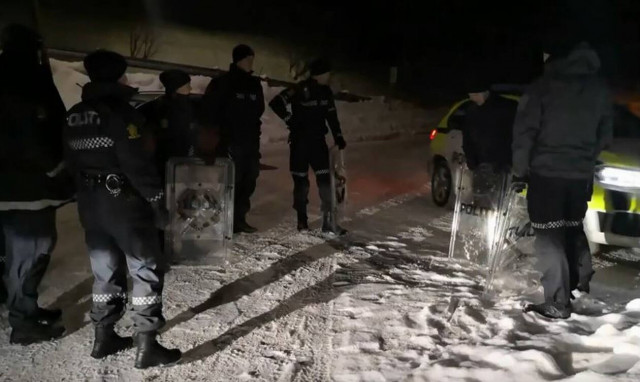 Αστυνομικοί κάνουν έλκηθρο με τις… ασπίδες τους! (vid)