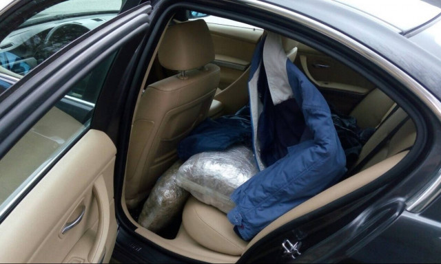 Ιωάννινα: 48χρονος οπλοφορούσε και μετέφερε 77 κιλά κάνναβης με αυτοκίνητο! (pics)