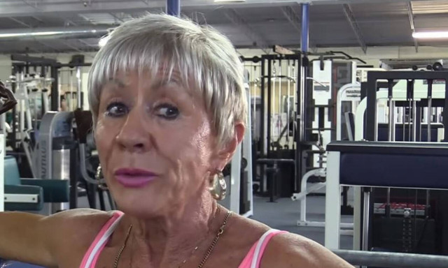 Γνωρίστε την 75χρονη που έγινε πρωταθλήτρια body builder! (vid)