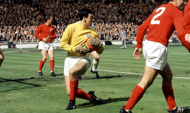 Gordon Banks: World Cup winning goalkeeper dies aged 81