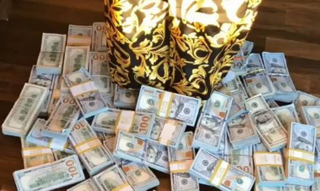 Πασίγνωστος αθλητής κάνει βουτιές μέσα σε εκατομμύρια! (photos)